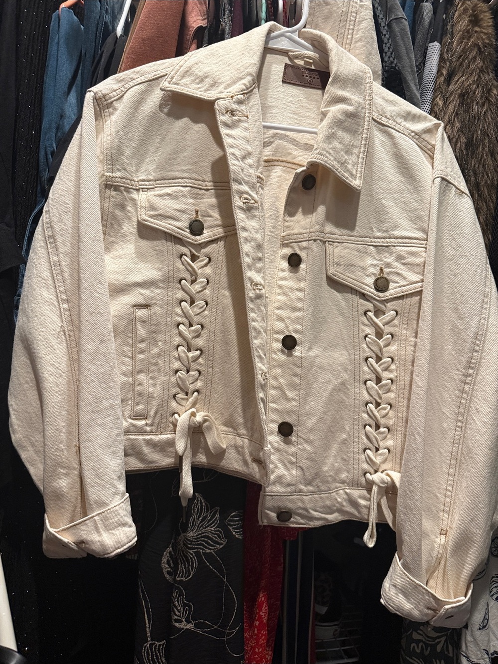 Blank NYC Cream denim jacket
Soft material super cute fit.
